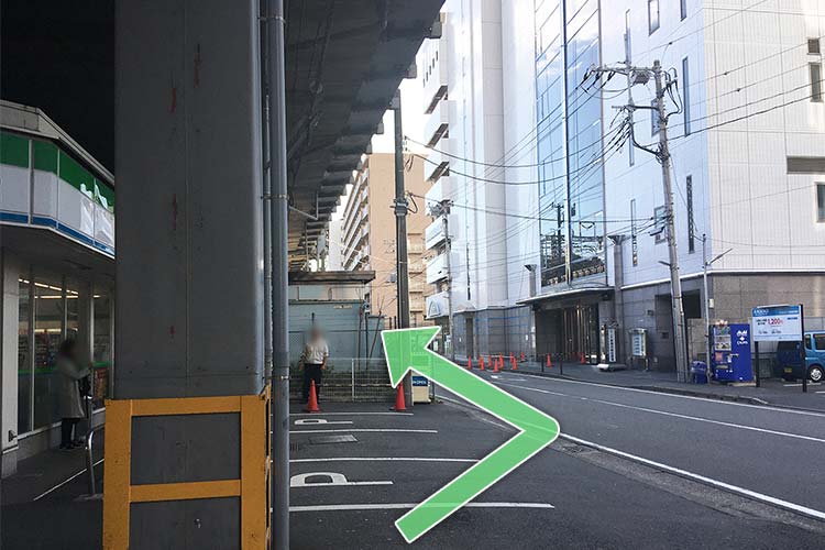 すぐに左折し、新横浜総合斎場の道を直進します。