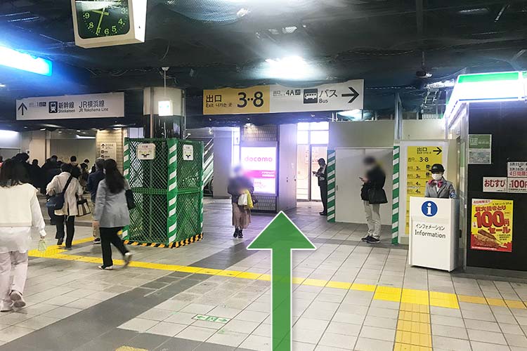 横浜市営地下鉄「新横浜駅」の改札を出ます。
